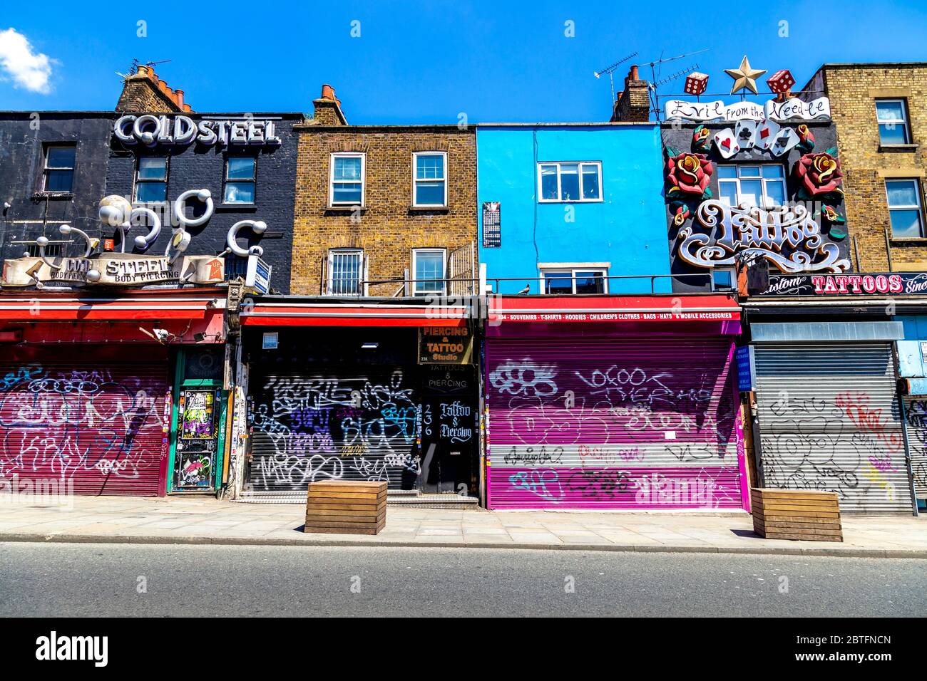 25 May 2020 London, UK - die Geschäfte auf der meist gepackten Camden High Street werden während der Sperrung der Coronavirus-Pandemie geschlossen Stockfoto