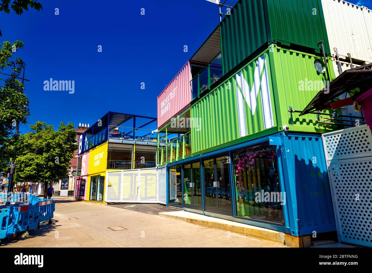 Buck Street Market aus Schiffscontainern, einem neuen Kunsthandwerks- und Lebensmittelmarkt in Camden, London, Großbritannien Stockfoto