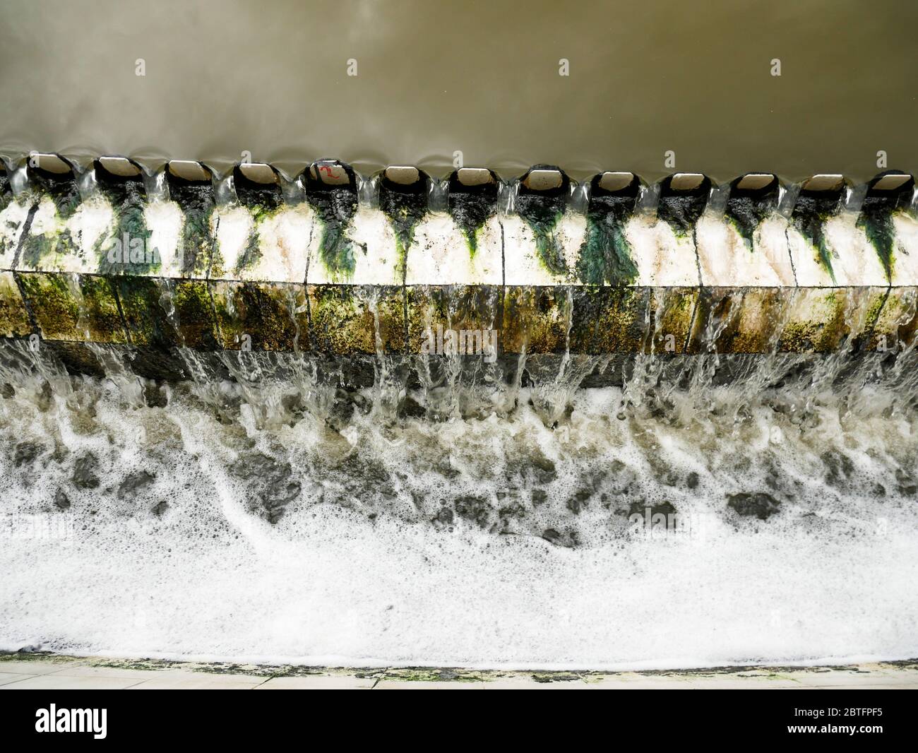 Detail des Abwasserflusses auf einem sekundären Sedimentationsbehälter während des Prozesses der Behandlung Ansicht von vorne Stockfoto