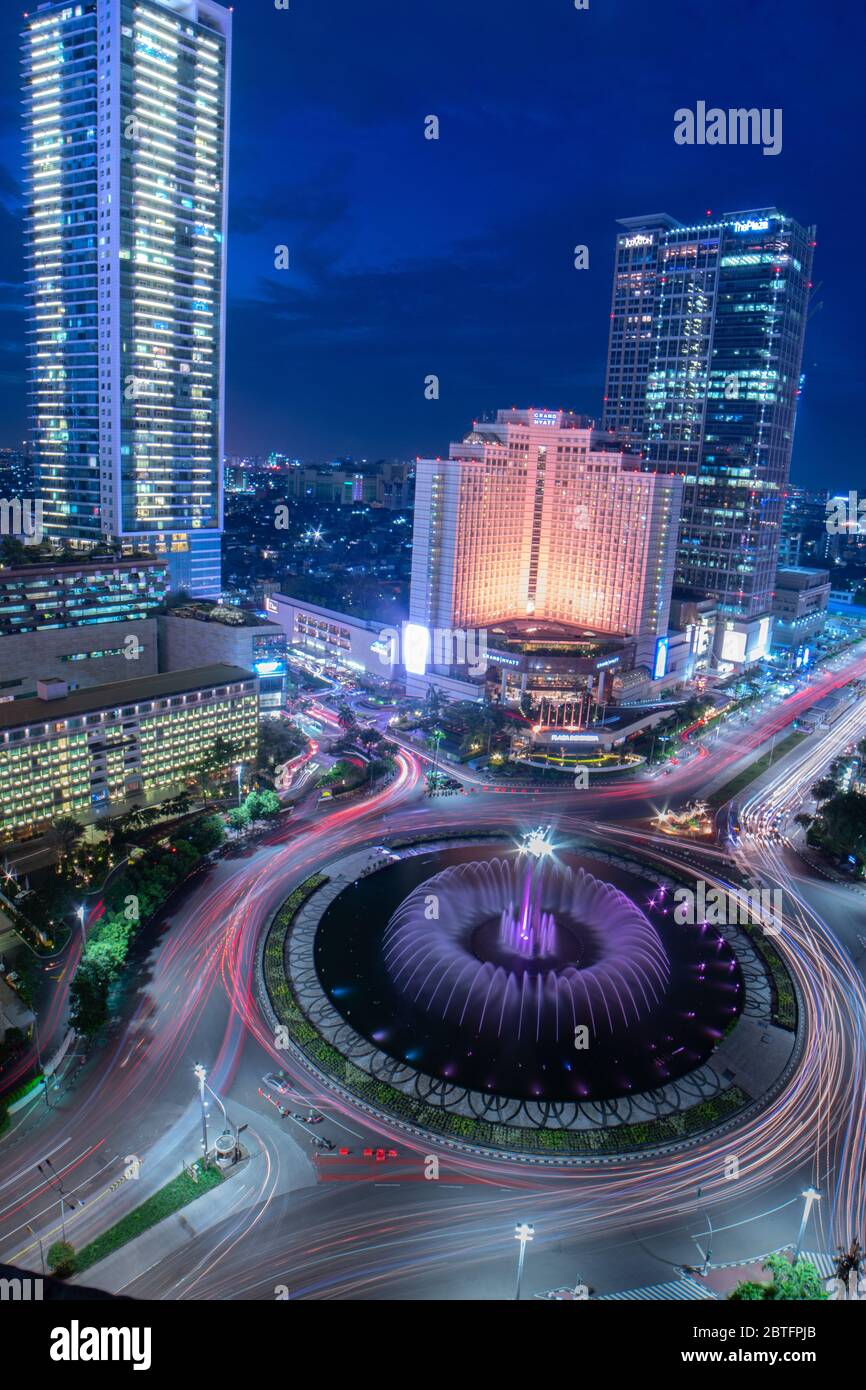 Bundaran HI Da es in der Innenstadt der Hauptstadt Jakarta liegt, ist es nachts wunderschön Stockfoto
