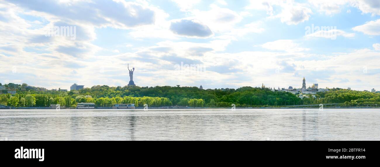 Panorama von Kiew mit Dniepr Fluss, Mutter Vaterland Statue und Kiew-Pechersk Lavra Kloster. Kiew, Ukraine Stockfoto