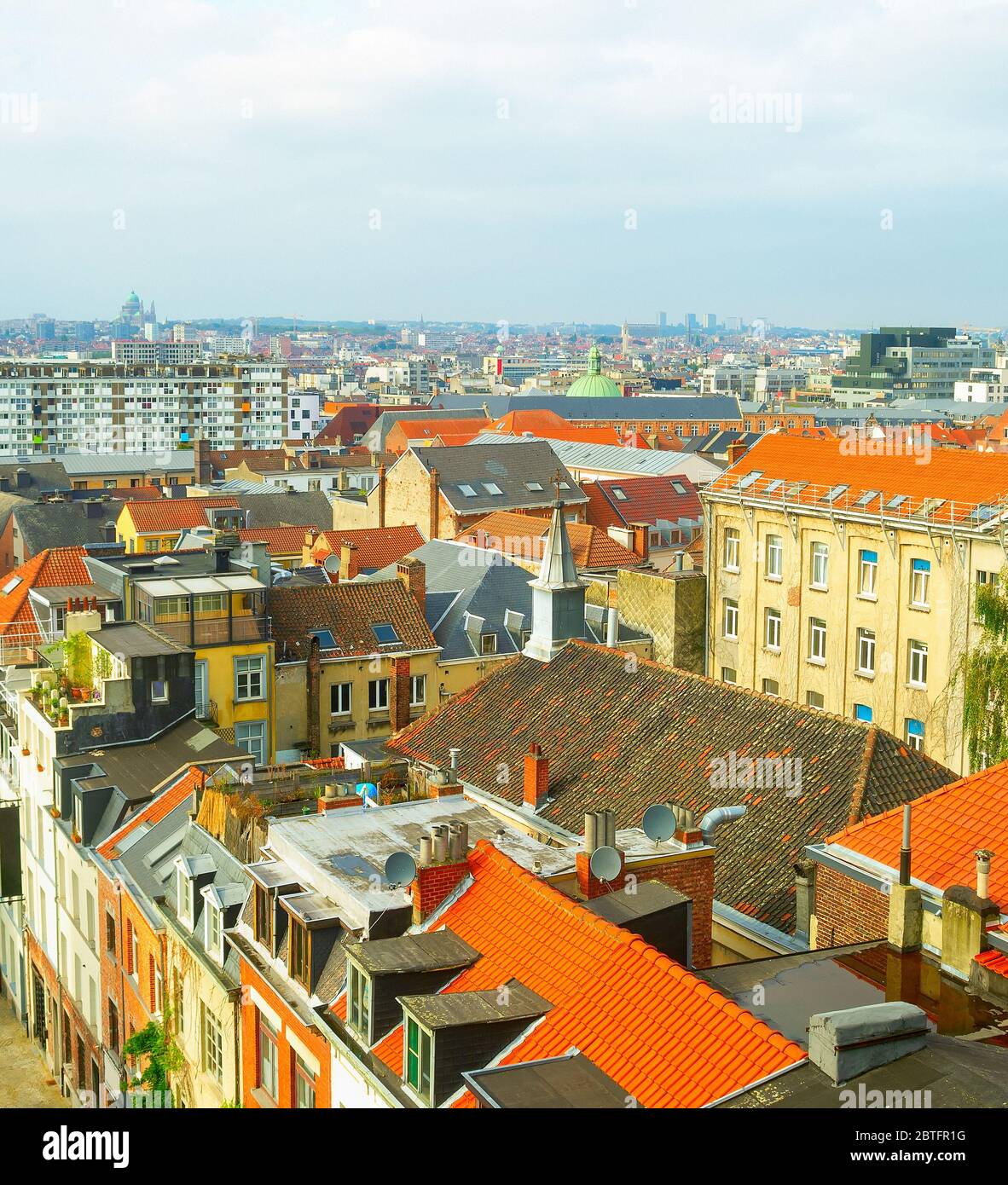 Luftbild der Altstadt Architektur mit roten Ziegeldächer und modernen Stadtbild im Hintergrund, Brüssel, Belgien Stockfoto