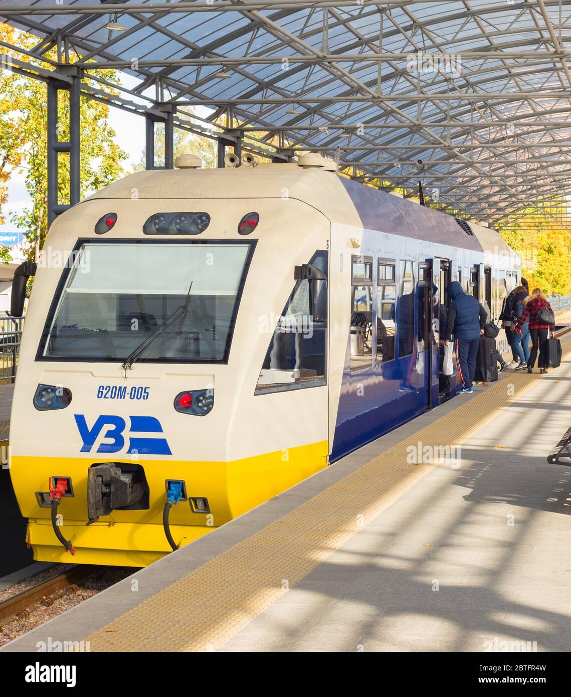 Kiew, Ukraine - Oktober 07, 2019: die Menschen boarding Boryspil Express - Shuttle Flughafen Zug aus Kiew Hauptbahnhof zu den Boryspil Airpor Stockfoto