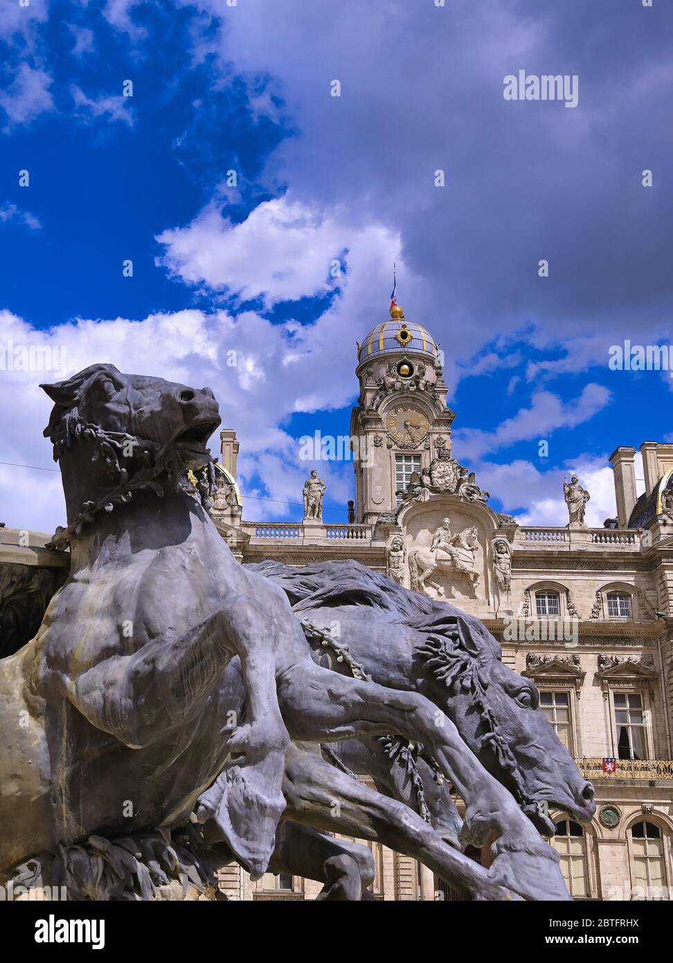 Die Fontaine Bartholdi befindet sich außerhalb des Hotels de Ville, dem Rathaus von Lyon, Frankreich, am Place des Terreaux. Stockfoto