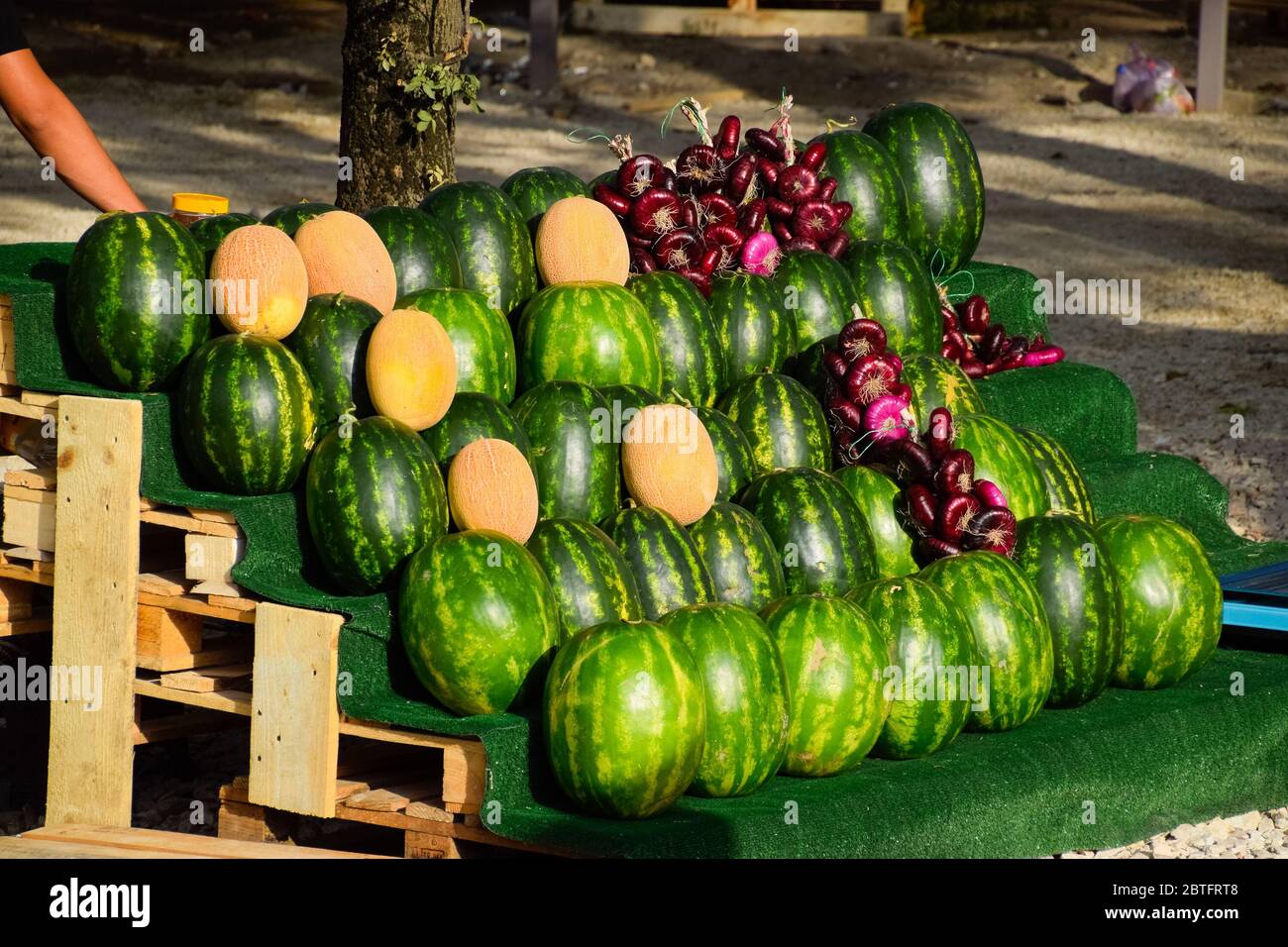 Verkauf von Gemüse und Wassermelonen auf der Straße. Resort Geschäfte an der Straße für Touristen. Stockfoto