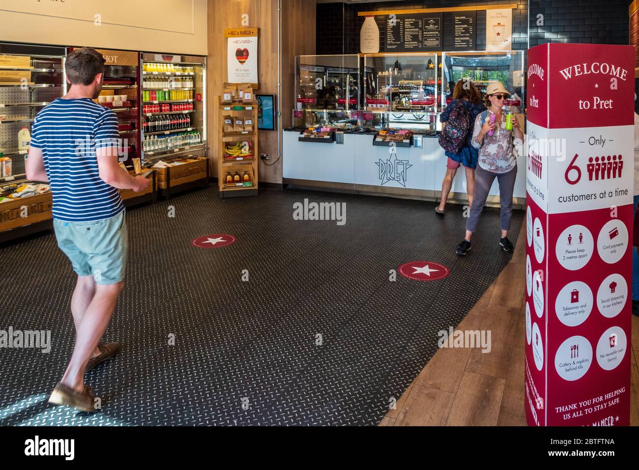 Lockdown Pret A Manger - Rekonfiguriertes Pret-Kaffee- und Sandwich-Geschäft zum Mitnehmen in Cambridge, Großbritannien. Keine Kundensitze und Perspex-Schirme für Mitarbeiter. Stockfoto