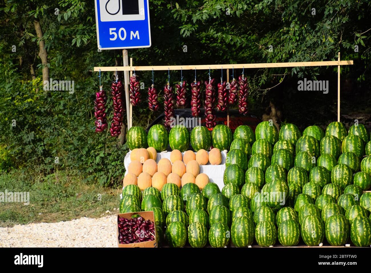Verkauf von Gemüse und Wassermelonen auf der Straße. Resort Geschäfte an der Straße für Touristen. Stockfoto