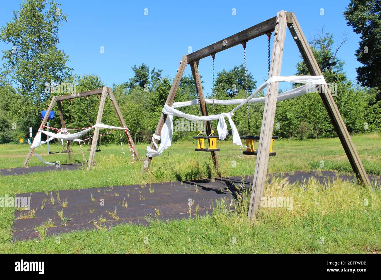 Der Kinderspielplatz in Italien wurde wegen des Covid-19 Virus mit weißem und rotem Band isoliert geschlossen Stockfoto