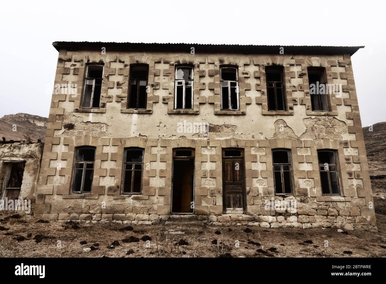 Verlassenes Haus mit Stuck Architrave im Kaukasus mauntais wie ein Zerbröckelnden alten Sache Stockfoto