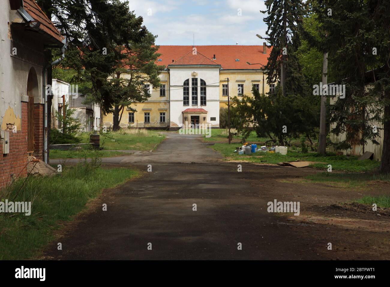 Unteres Schloss (Dolní zámek) in Panenské Břežany in Mittelböhmen, Tschechische Republik. Das Schloss gehörte dem jüdischen Zuckerproduzenten Ferdinand Bloch-Bauer und seiner Frau Adele Bloch-Bauer, die als Vorbild für das berühmte Porträt des österreichischen Malers Gustav Klimt bekannt war. Während der Nazi-Besetzung diente der Palast als Residenz für Reinhard Heydrich, der stellvertretender Beschützer von Böhmen und Mähren war. Am 27. Mai 1942 begann er hier seine berüchtigte Reise nach Prag, wo er von tschechoslowakischen Soldaten als Folge der Operation Anthropoid schwer verletzt wurde. Stockfoto