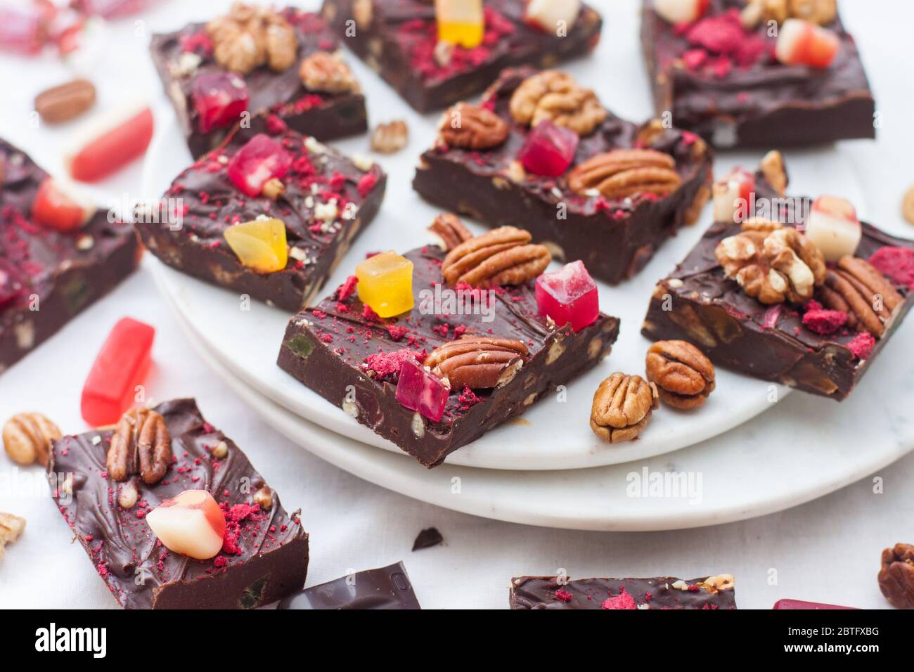 Schokoladenfondstücke mit Pekannüssen, getrockneten Beeren und zähen Süßigkeiten. Homemeade Dessert Stockfoto