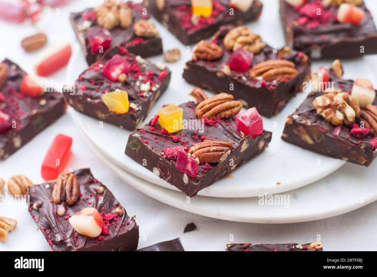 Schokoladenfondstücke mit Pekannüssen, getrockneten Beeren und zähen Süßigkeiten. Homemeade Dessert Stockfoto