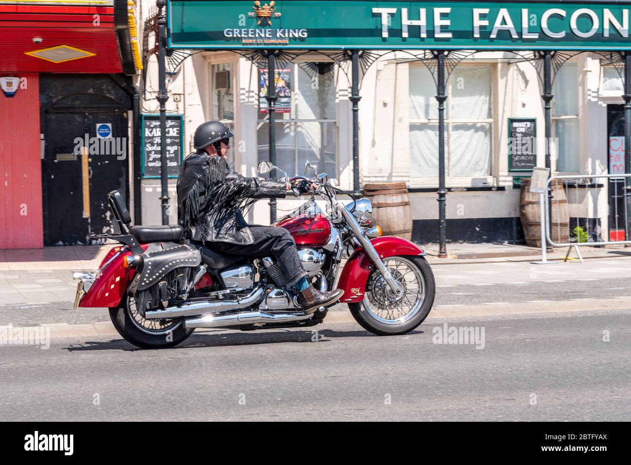 Honda Shadow 750 Motorrad fahren vorbei an geschlossenen Pub am 2020. Mai Feiertag Montag in Southend on Sea, Essex, Großbritannien, während der COVID-19 Pandemie Stockfoto