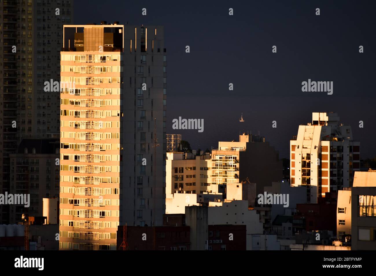 Abendansicht der Skyline von Buenos Aires und des Rio de la Plata mit Segelboot Stockfoto