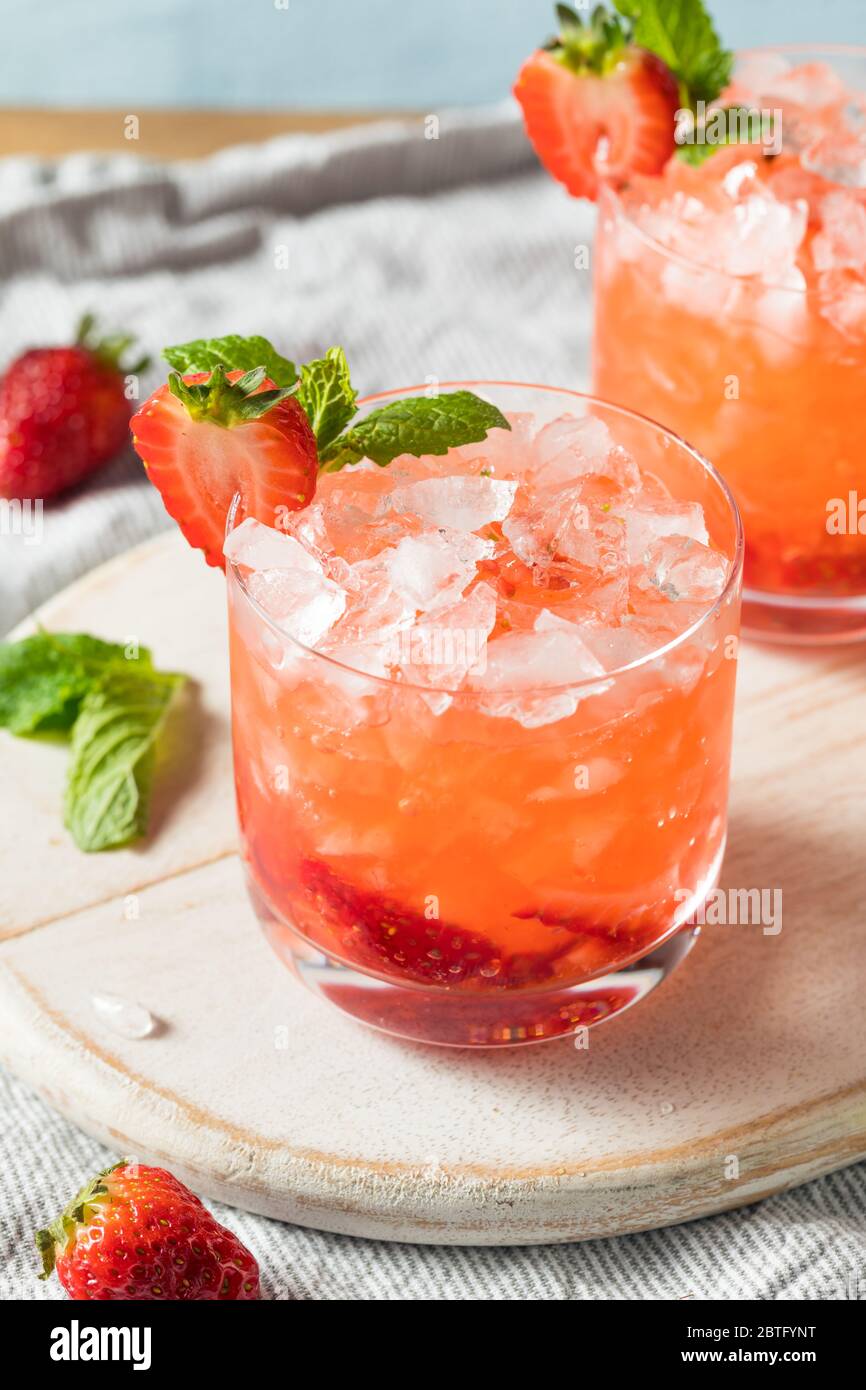 Hausgemachter, alkoholiger Strawberry Mint Smash Cocktail mit Gin Stockfoto