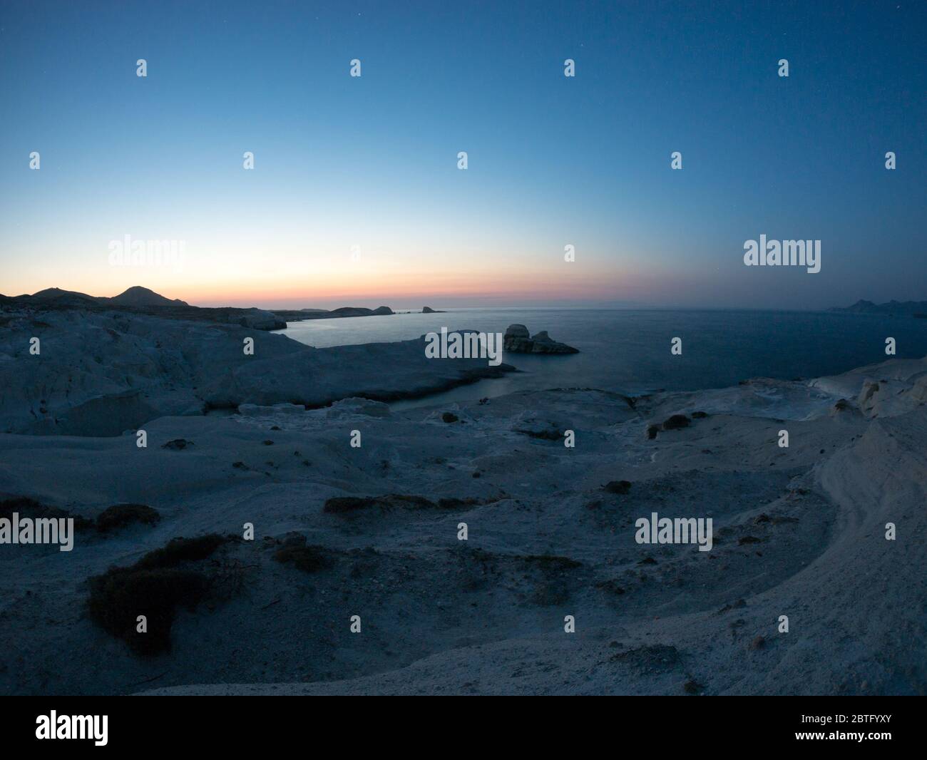 Sonnenuntergang am Strand von Sarakiniko auf der Insel Milos, Kykladen - Griechenland Stockfoto