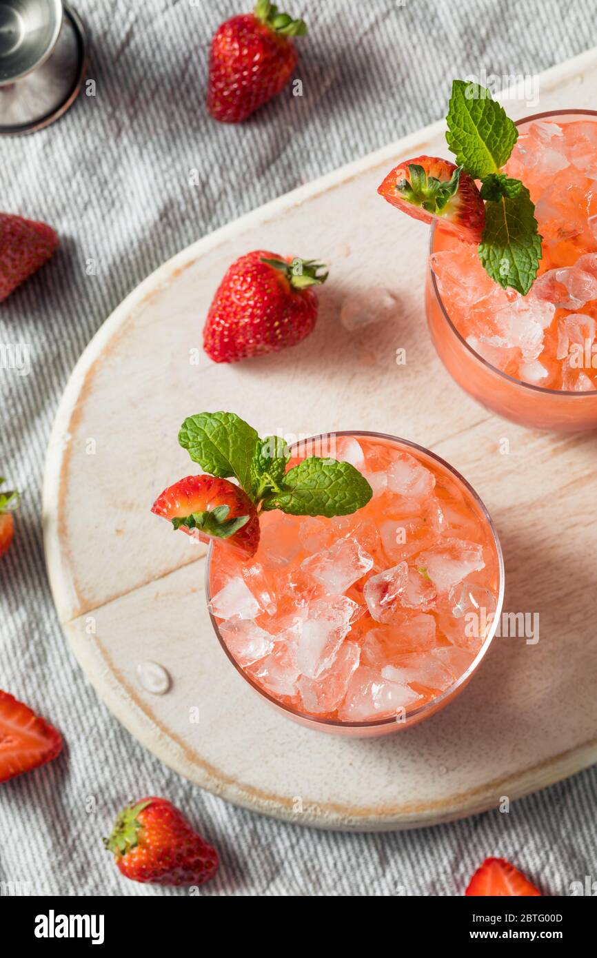 Hausgemachter, alkoholiger Strawberry Mint Smash Cocktail mit Gin Stockfoto