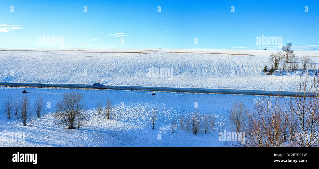 Panorama Winterlandschaft mit einer Straße in den Bergen Stockfoto