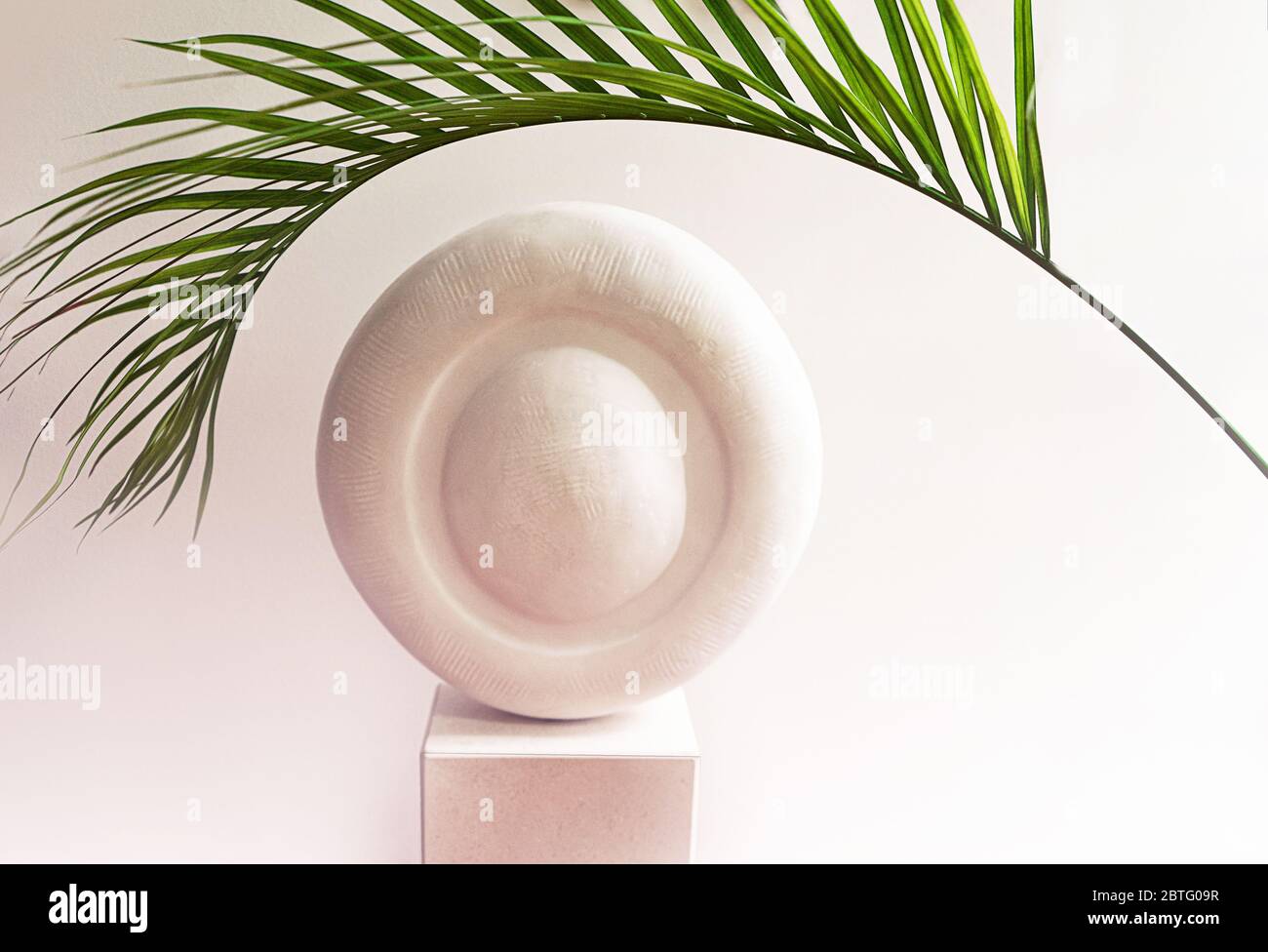Podium Skulptur Produkt Hintergrund mit Palmblatt. Beauty und Fashion Konzept, Reise Idee. Stockfoto