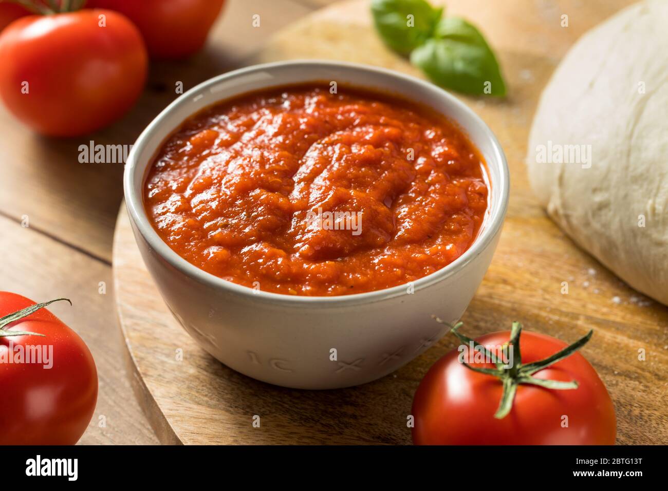 Frische Bio Basilikum Tomate Pizza Sauce gebrauchsfertig Stockfoto