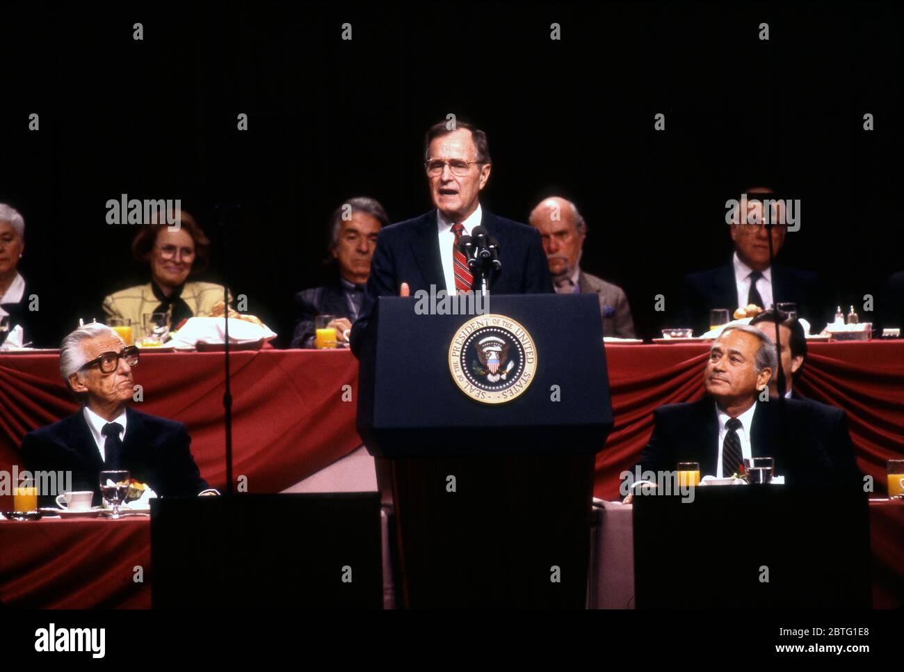 Präsident George Bush spricht an Mitglieder der Academy of Television Arts and Sciences in Los Angeles, ca., um die 1990er Jahre Stockfoto