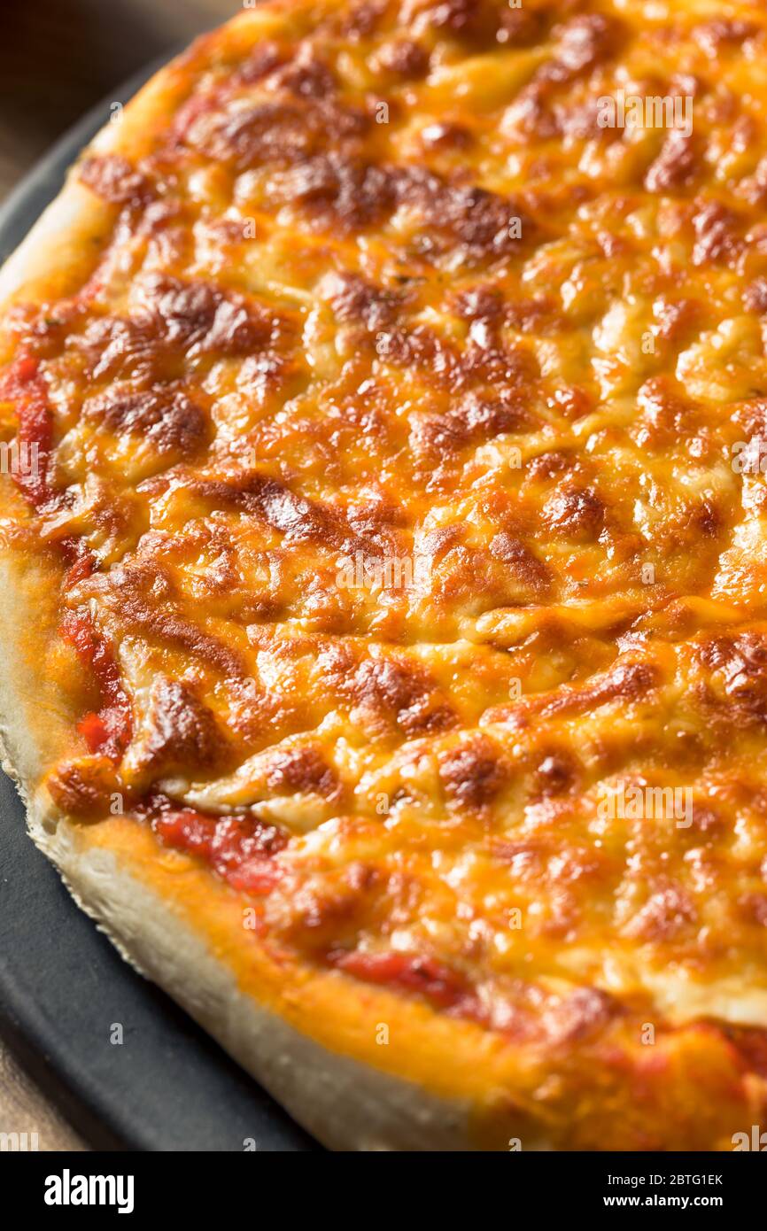 Warme hausgemachte italienische Käse Pizza Ready to Eat Stockfoto