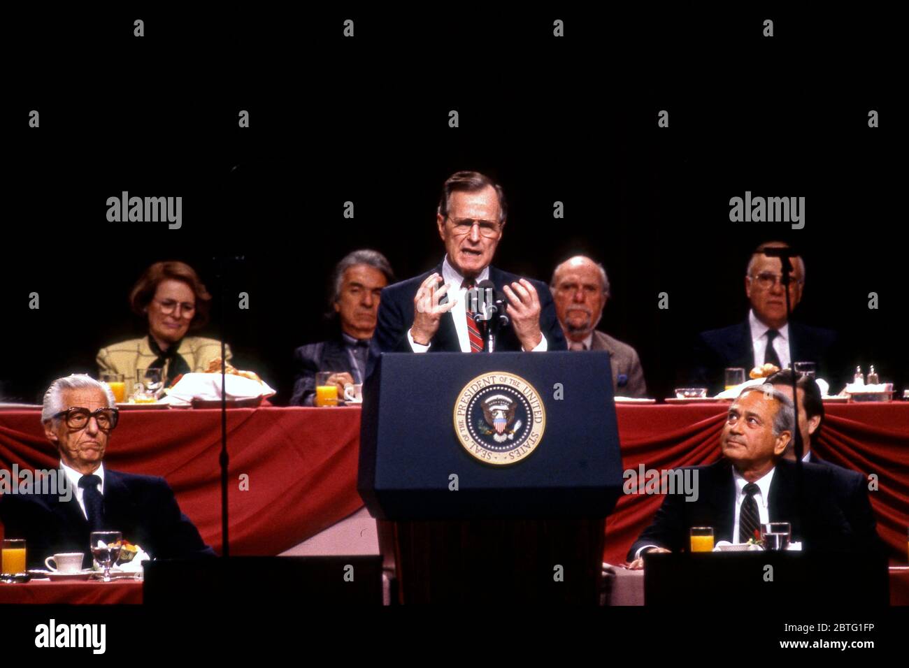 Präsident George Bush spricht an Mitglieder der Academy of Television Arts and Sciences in Los Angeles, ca., um die 1990er Jahre Stockfoto