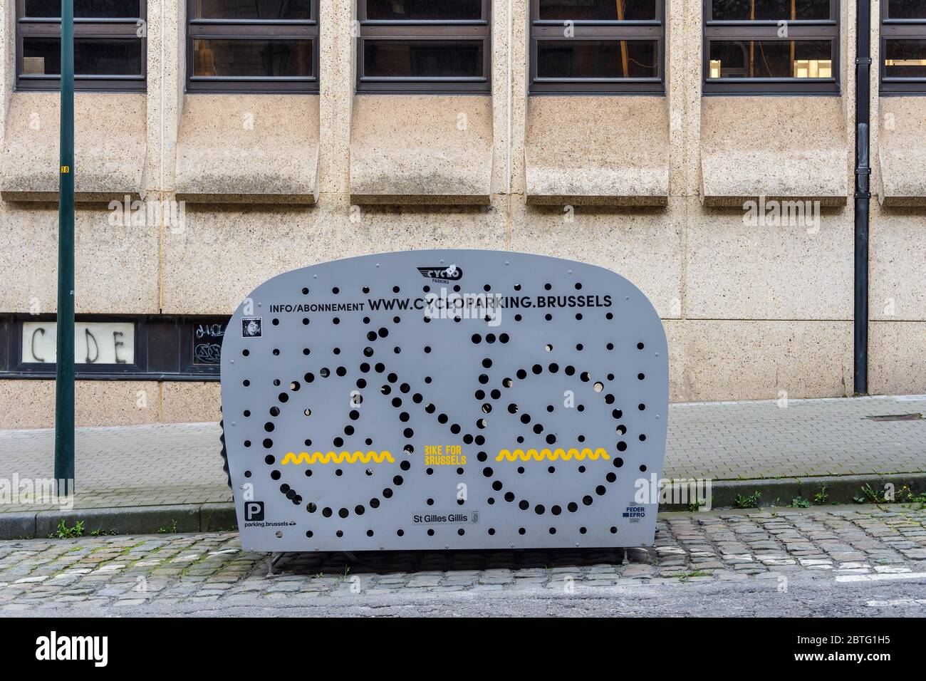 Geschlossener Fahrradstellplatz für öffentliche Fahrradparkplätze, Saint Gilles, Brüssel, Belgien. Stockfoto