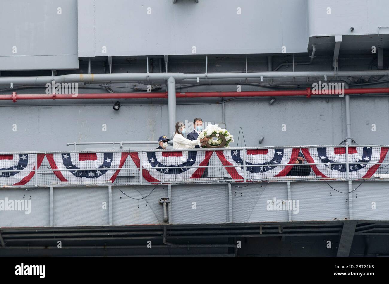 New York, NY - 25. Mai 2020: Michaela Kennedy-Cuomo und Andrew Cuomo legten während der COVID-19 Pandemie am Intrepid Sea, Air and Space Museum am Memorial Day einen zeremoniellen Kranz nieder Stockfoto
