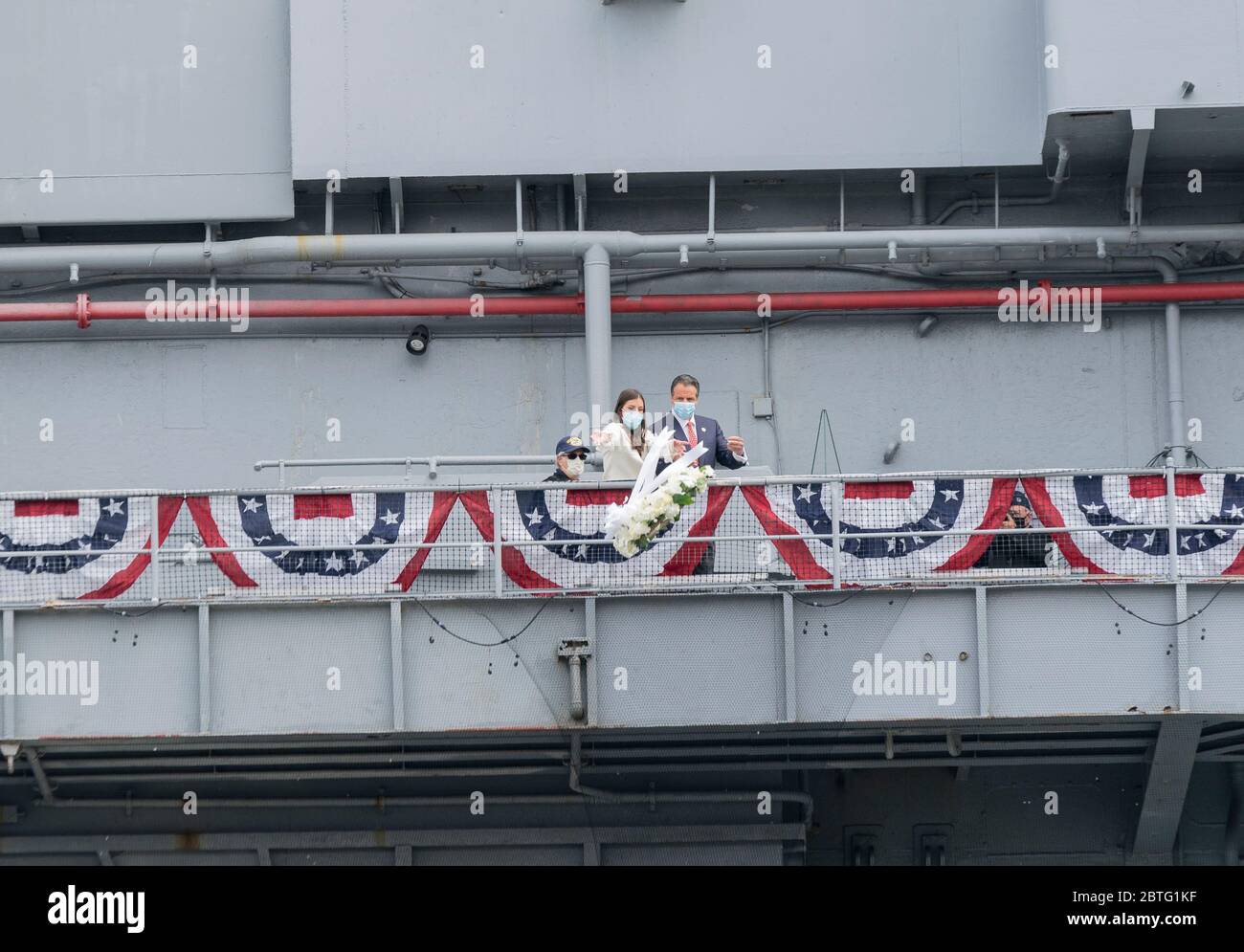 New York, NY - 25. Mai 2020: Michaela Kennedy-Cuomo und Andrew Cuomo legten während der COVID-19 Pandemie am Intrepid Sea, Air and Space Museum am Memorial Day einen zeremoniellen Kranz nieder Stockfoto