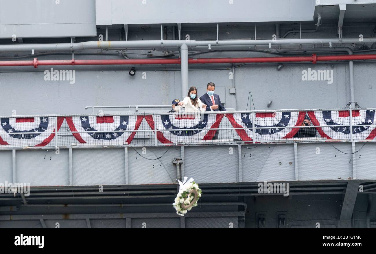 New York, NY - 25. Mai 2020: Michaela Kennedy-Cuomo und Andrew Cuomo legten während der COVID-19 Pandemie am Intrepid Sea, Air and Space Museum am Memorial Day einen zeremoniellen Kranz nieder Stockfoto