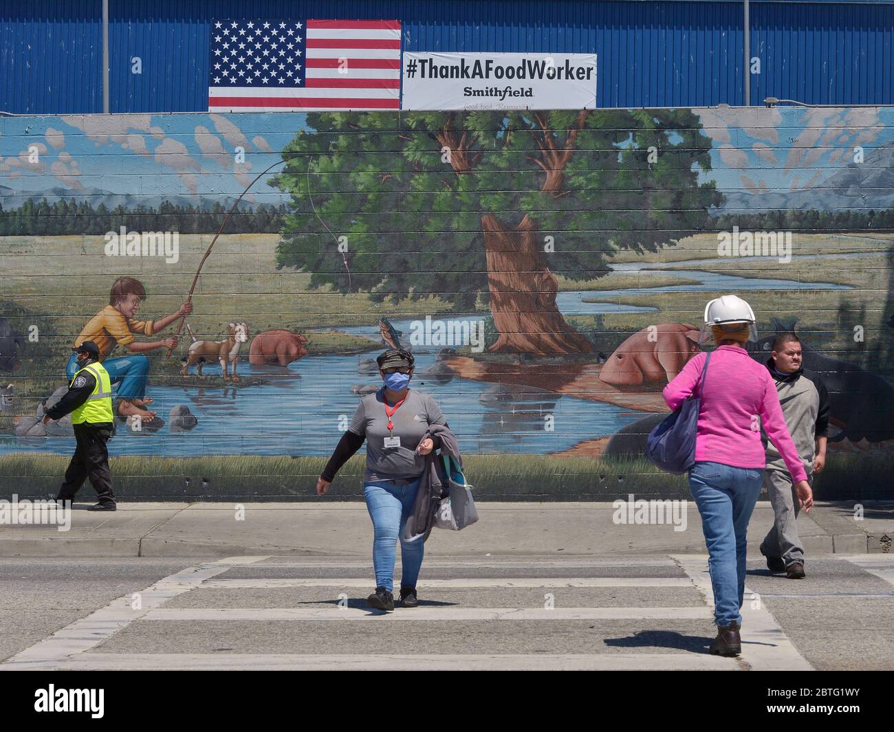 Vernon, Usa. Mai 2020. Am Donnerstag, den 21. Mai 2020, wechseln die Mitarbeiter in einem Schlachthof von Farmer John in Vernon, Kalifornien, die Schicht. Ausbrüche von COVID-19 haben neun Industrieanlagen in Vernon getroffen, darunter fünf Fleischpackanlagen, berichteten Gesundheitsbeamte des Los Angeles County am Sonntag. Der größte Ausbruch ereignete sich im Smithfield Foods-eigenen Farmer John-Werk, dem Hersteller des beliebten Dodger Dog, wo 153 von 1,837 Mitarbeitern von März bis Mai positiv auf COVID-19 getestet wurden. File Photo von Jim Ruymen/UPI Credit: UPI/Alamy Live News Stockfoto