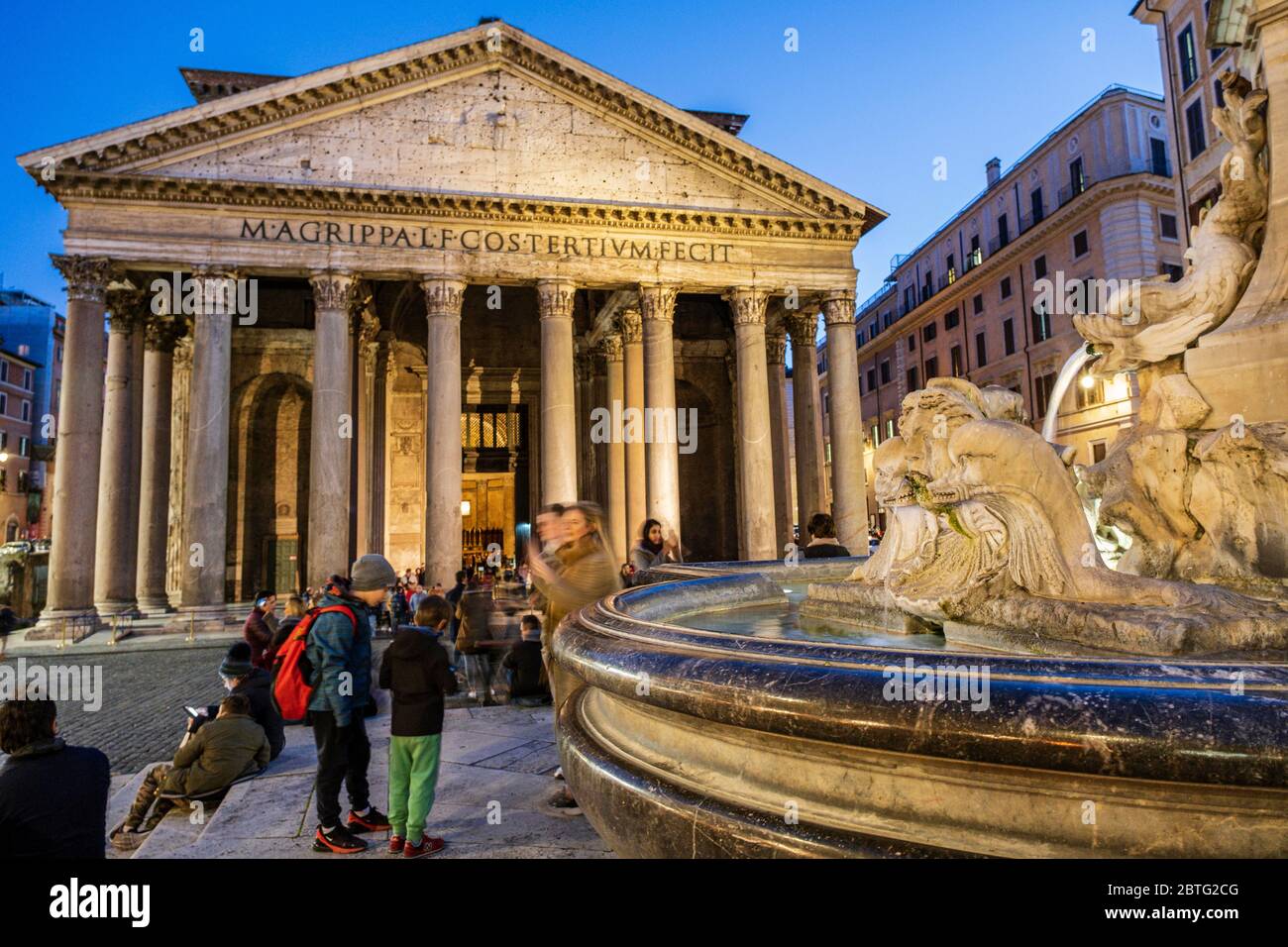 Delphin Brunnen und Pantheon von Agrippa, 126 B.C. Roma, Latium, Italien. Stockfoto