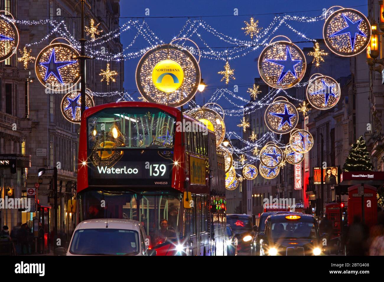 Weihnachtsbeleuchtung, Strand, London, England Stockfoto