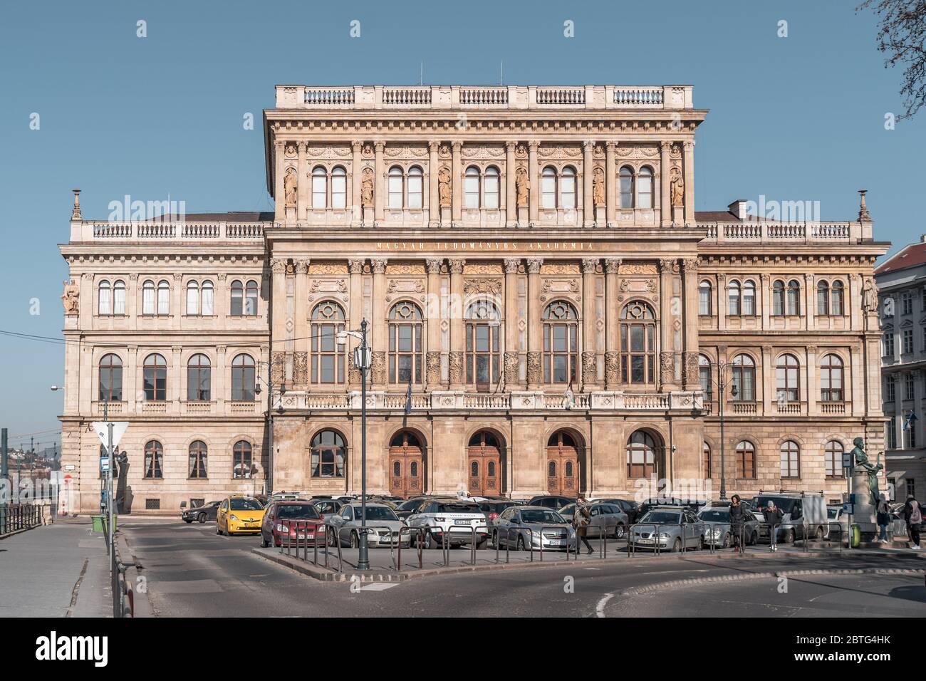 Feb 8, 2020 - Budapest, Ungarn: Fassade der Ungarischen Akademie der Wissenschaften am Morgen Stockfoto