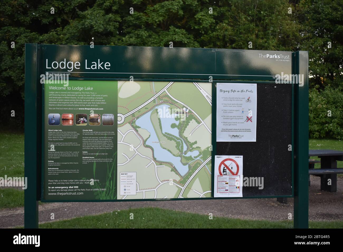 Tafel und Karte am Lodge Lake, Milton Keynes. Stockfoto