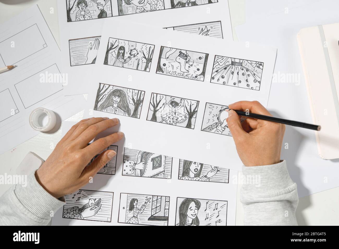 Der Künstler zeichnet ein Storyboard für den Film. Der Animator erstellt Skizzen für den Cartoon. Stockfoto