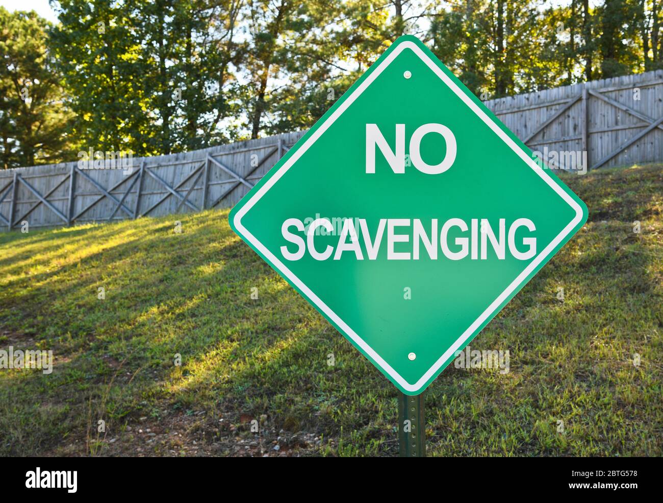 Ein grün-weißes Schild mit „Keine Absrawung“ in diesem lokalen Müllcenter Stockfoto