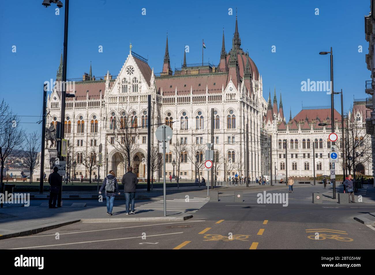 Feb 8, 2020 - Budapest, Ungarn: Straßenansicht des ungarischen Parlaments Südfassade Stockfoto