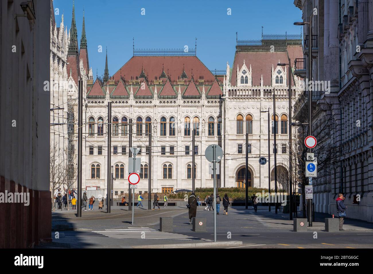 Feb 8, 2020 - Budapest, Ungarn: Straßenansicht des ungarischen Parlaments Südfassade Stockfoto