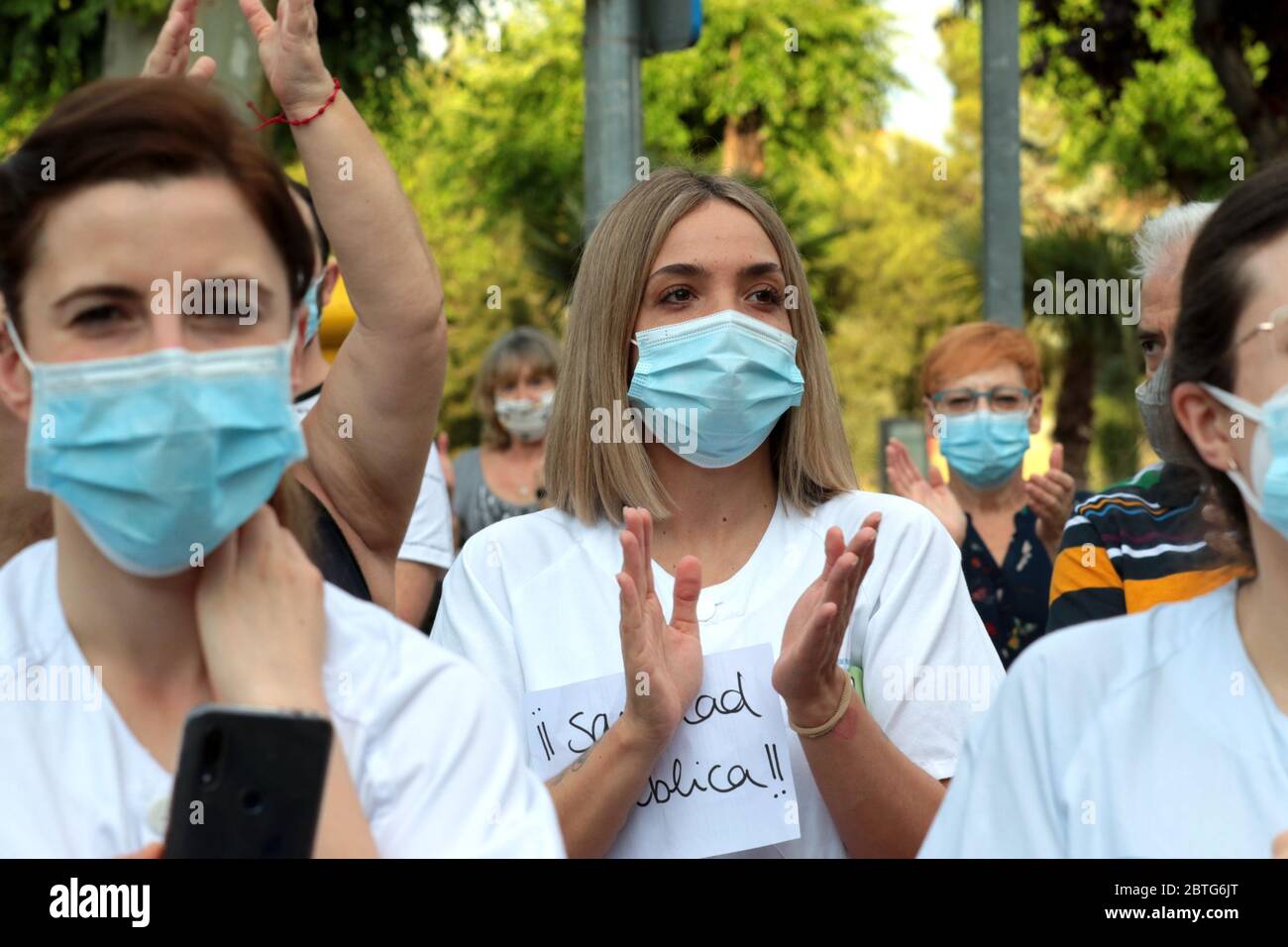 Madrid, Spanien, 25. Mai 2020. Krankenhauspersonal und Reinigungspersonal demonstrieren, um Verbesserungen in ihrer Arbeit zu fordern, um Covid-19 in Madrid zu bekämpfen und zur Verteidigung der öffentlichen Gesundheit und keine Privatisierung der Krankenhäuser mehr.die Plattform zur Verteidigung des Krankenhauses 12 de Octubre hat eine Kundgebung vor der Eingangstür aller Gesundheit aufgerufen Zentren zur Verteidigung der öffentlichen Gesundheit. Am Montag, den 25. Mai um 20:00 Uhr, trafen sich alle Sanitär- und Reinigungspersonal, die seit Beginn der Pandemie gegen Covid-19 gearbeitet haben. Quelle: dpa picture Alliance/Alamy Live News Stockfoto