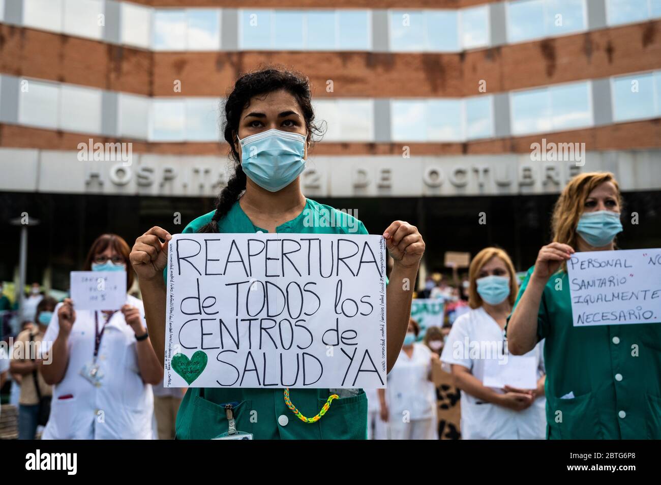 Madrid, Spanien. Mai 2020. Medizinische Fachkräfte protestieren mit Plakaten im Krankenhaus 12 de Octubre. Die Beschäftigten des Gesundheitswesens protestieren während der Coronavirus-Krise erstmals gegen die Prekarität ihrer Arbeit, als Madrid in die sogenannte Phase-1-Transition von der Coronavirus-Blockierung eingetreten ist. Quelle: Marcos del Mazo/Alamy Live News Stockfoto