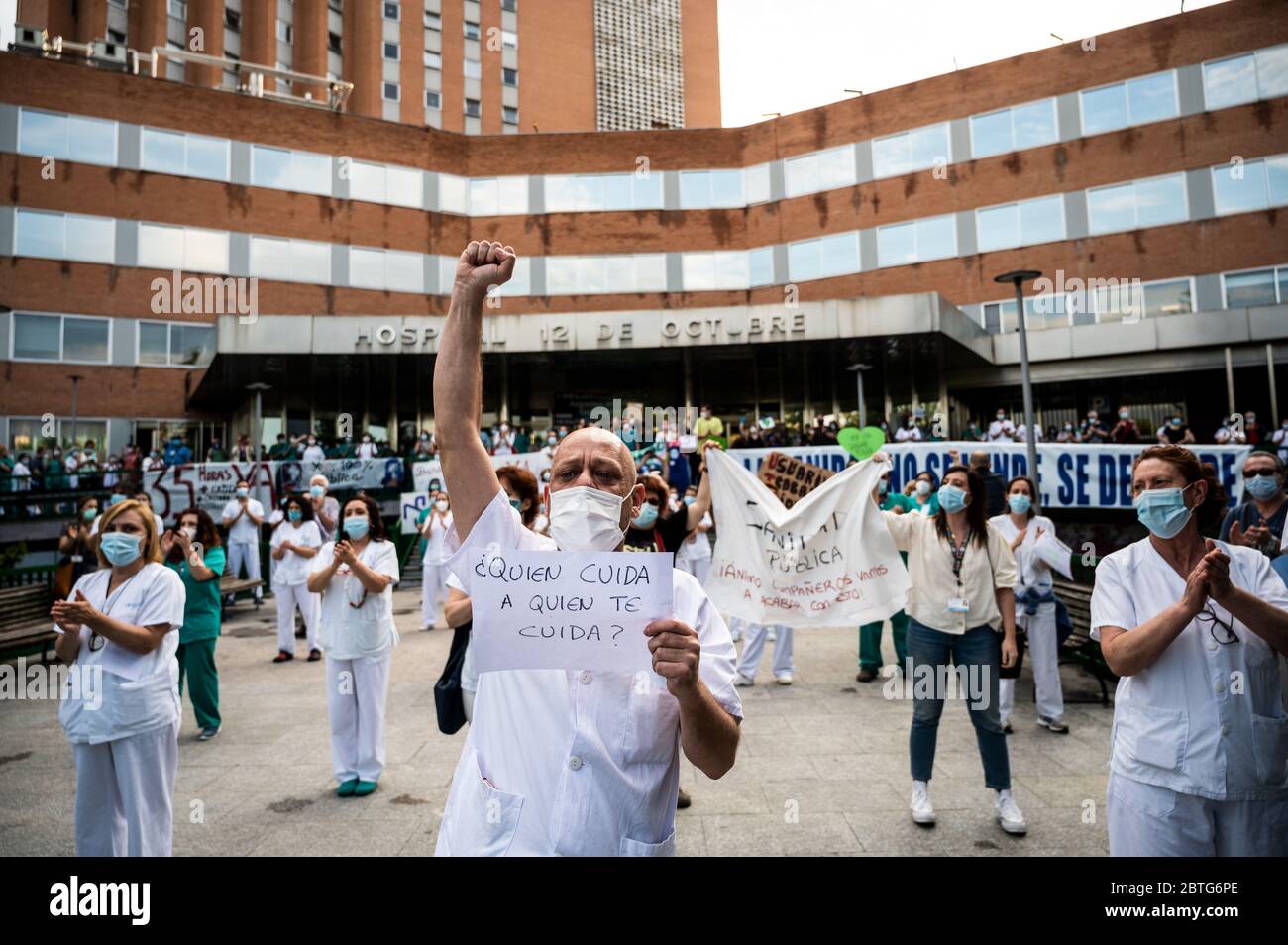 Madrid, Spanien. Mai 2020. Medizinische Fachkräfte protestieren mit Plakaten im Krankenhaus 12 de Octubre. Die Beschäftigten des Gesundheitswesens protestieren während der Coronavirus-Krise erstmals gegen die Prekarität ihrer Arbeit, als Madrid in die sogenannte Phase-1-Transition von der Coronavirus-Blockierung eingetreten ist. Quelle: Marcos del Mazo/Alamy Live News Stockfoto