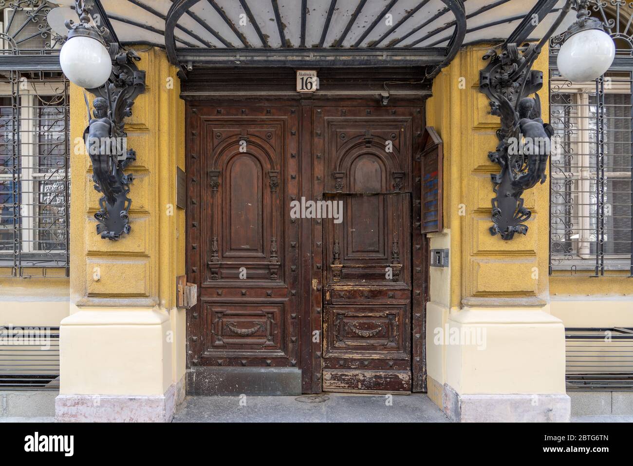 8. Feb 2020 - Budapest, Ungarn: Holztor Eingang des Diescher Hauses mit dekorativen Telleremblitzen Stockfoto