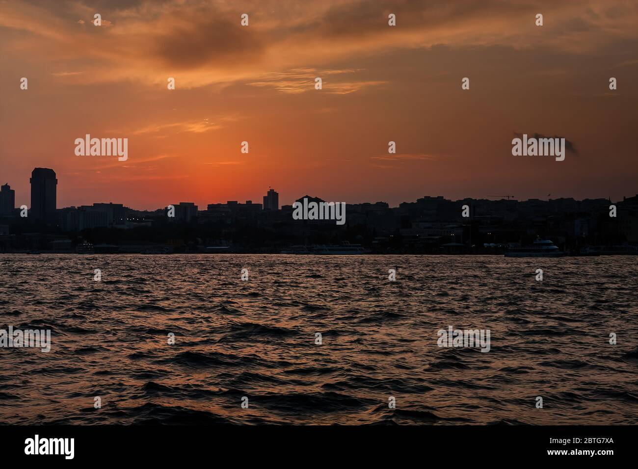 Panoramablick auf den Besiktas-Bezirk bei Sonnenuntergang, Istanbul Stockfoto