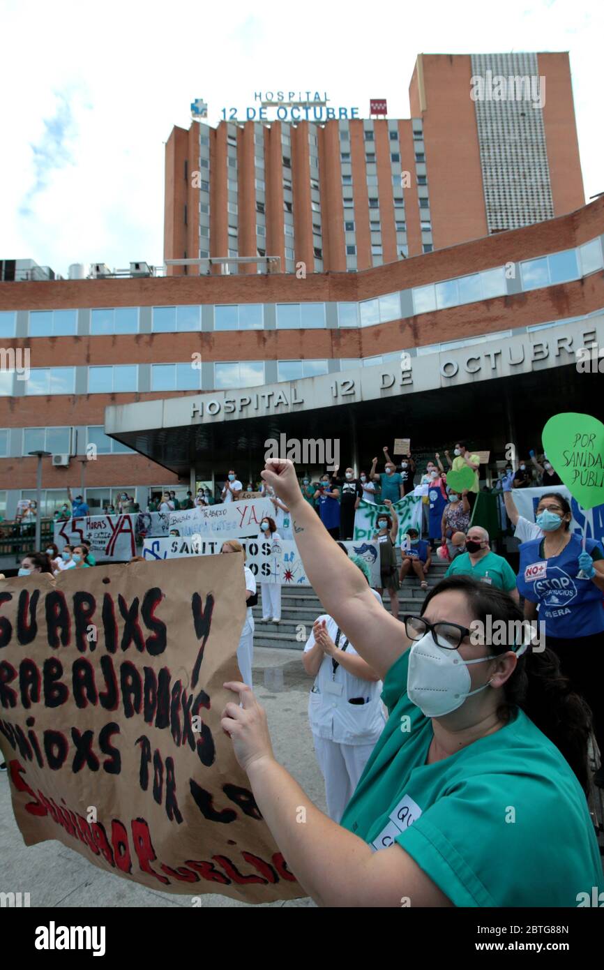 Madrid, Spanien, 25. Mai 2020. Krankenhauspersonal und Reinigungspersonal demonstrieren, um Verbesserungen in ihrer Arbeit zu fordern, um Covid-19 in Madrid zu bekämpfen und zur Verteidigung der öffentlichen Gesundheit und keine Privatisierung der Krankenhäuser mehr.die Plattform zur Verteidigung des Krankenhauses 12 de Octubre hat eine Kundgebung vor der Eingangstür aller Gesundheit aufgerufen Zentren zur Verteidigung der öffentlichen Gesundheit. Am Montag, den 25. Mai um 20:00 Uhr, trafen sich alle Sanitär- und Reinigungspersonal, die seit Beginn der Pandemie gegen Covid-19 gearbeitet haben. Quelle: dpa picture Alliance/Alamy Live News Stockfoto