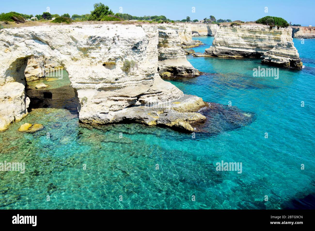Felsformationen und kristallines Wasser in Salento, Italien Stockfoto