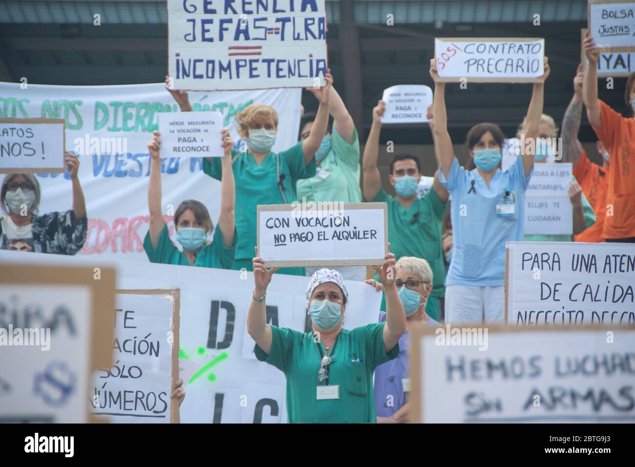 Madrid, Spanien 25. Mai 2020. Gesundheitsarbeiter von mindestens drei öffentlichen Krankenhäusern in Madrid haben um 20:00 Uhr vor den Türen der Gesundheitszentren demonstriert und um Hilfe gebeten. „Hilf uns, dich zu betreuen.“ Alberto Sibaja Ramírez/Alamy Live News Stockfoto