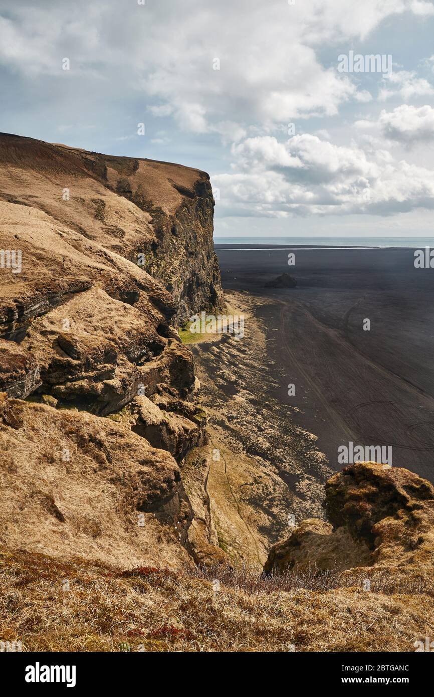 Isländische Landschaft mit Klippen und schwarzem Sand Stockfoto