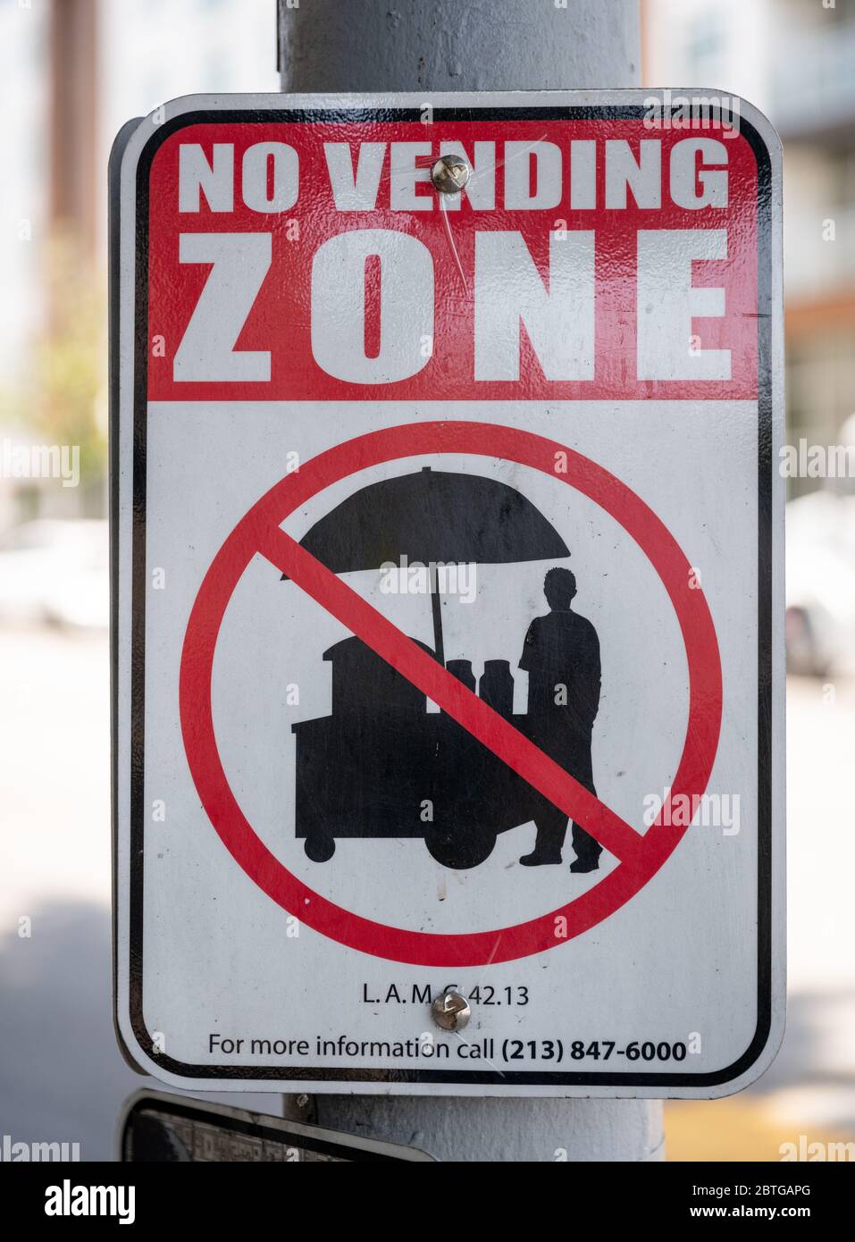 Schild „No Vending Zone“, das sich auf Straßenverkäufer in Los Angeles, Kalifornien bezieht. Stockfoto